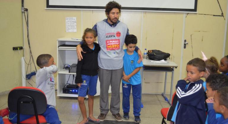 Programa Saúde na Escola promove ações de combate ao mosquito Aedes aegypti. Foto: Sidney Procópio/PBH Profissional da saúde e crianças da Rede Municipal de Educação participam de atividade do Programa Saúde na Escola