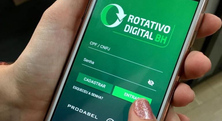 Uma pessoa acessando o aplicativo do Rotativo Digital BH através de um Smartphone