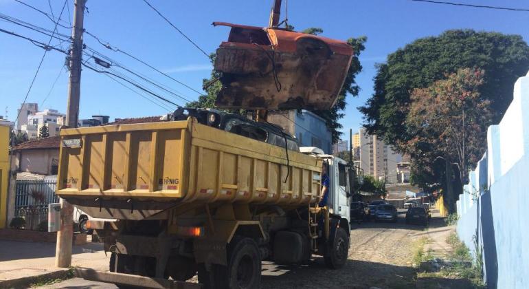 PBH realiza ações educativas junto aos proprietários de carcaças abandonadas. Foto: Camila Viana/PBH Carcaça de veículo sendo retirada por caminhão guindaste da PBH