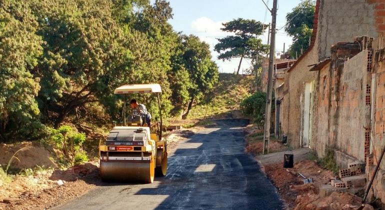 Prefeitura realiza tratamento asfáltico em ruas de terra na regional Norte. Foto: Divulgação/PBH Rolo compressor tratando novo asfalto em via