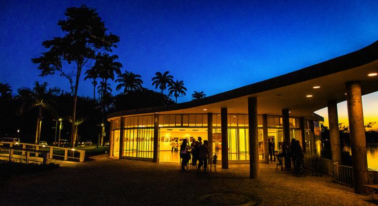 A foto mostra uma foto noturna da fachada da Casa do Baile, espaço que compõe o Conjunto Moderno da Pampulha.