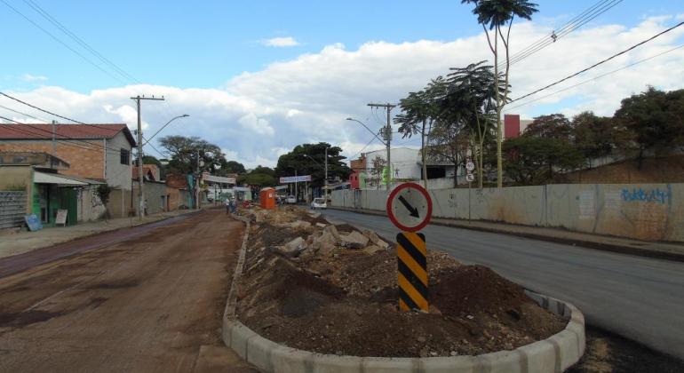 Obras em Avenida. Ao fundo, faixas de sinalização.