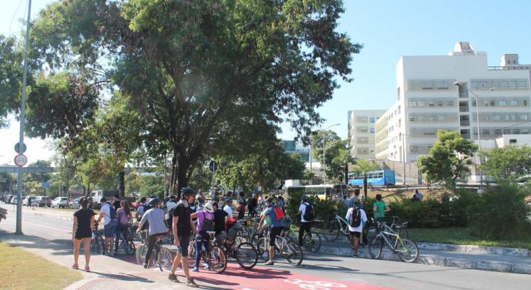 Corredor agroecológico revitaliza margens do Arrudas. Foto: Zaira Carolina/PBH cerca de vinte ciclistas em ciclofaixa às margens do Rio Arrudas