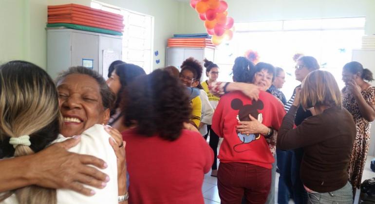Grupo terapêutico do CS Alto Vera Cruz ajuda mulheres a superar problemas. Foto: Leila Porto/PBH Cerca de 15 mulheres, integrantes de grupo terapêutico do Centro de Saúde, se abraçando