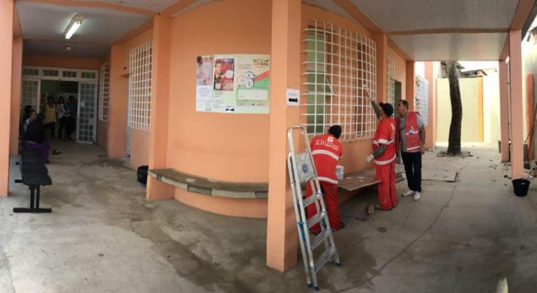 Centro de Saúde Pedreira Prado Lopes é reformado pela Prefeitura. Foto: Divulgação/PBH Profissionais da Prefeitura pintam grades da janela de Centro de Saúde
