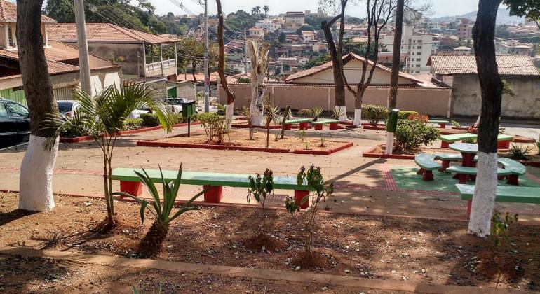 Bairro Campo Alegre, na região Norte, recebe um espaço totalmente qualificado. Foto: Divulgação/PBH Praça com área de convivência, bancos e plantas.