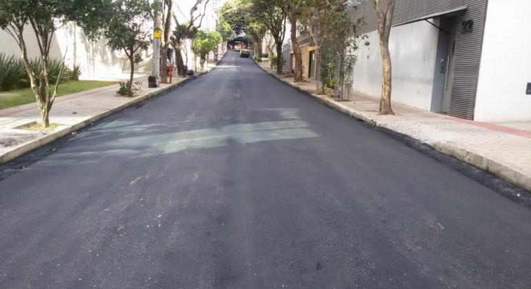 PBH realiza recapeamento de ruas no bairro Sion, na regional Centro-Sul. Foto: Divulgação/PBH Rua totalmente recapeada. Asfalto novo.