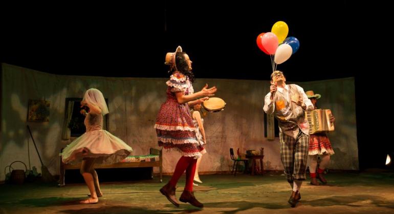 Fundação Municipal de Cultura divulga o resultado final dos editais de ocupação dos teatros municipais para 2018. Foto: Pablo Bernardo Uma noiva, uma caipira e uma homem segurando balões. Ao fundo, uma pessoa toca pandeiro e outra, sanfona.