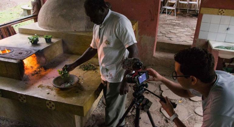 Fundação Municipal de Cultura promove a 2ª Mostra Cine Vida de Curtas Metragens no dia 15/7, às 17h, no MIS Cine Santa Tereza. Foto: Leandro Wenceslau Jovem filme homem à frente de fogão de lenha, durante o dia.