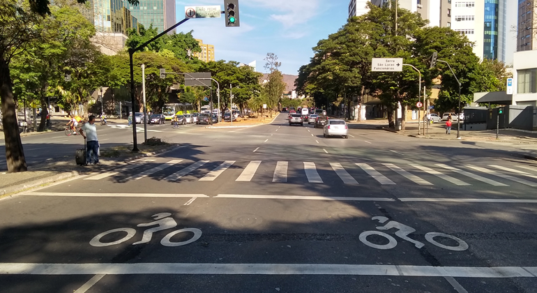 BHTrans premia vencedores do concurso de frases sobre O Motociclista e a Cidade Rua vazia, de frente para faixa de pedestres e motocicletas pintadas no chão