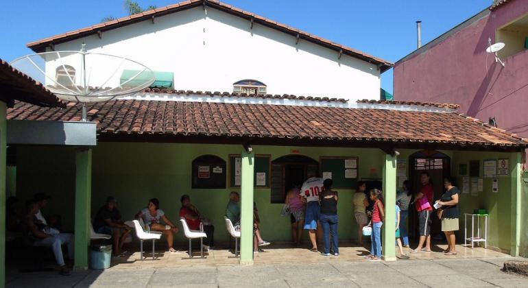 Cerca de quinze usuários do Centro de Saúde Jardim Comerciários, em Venda Nova, aguardam atendimento; metade está sentada. 