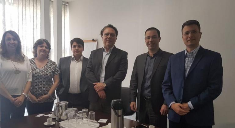 Sala do Investidor da PBH foi inaugurada pela Secretaria Municipal de Desenvolvimento Econômico , na quarta-feira, dia 11/7. Foto: Divulgação PBH Seis pessoas, entre membros da Secretaria Municipal de Desenvolvimento, posam para foto no lançamento da Sala do Investidor PBH.
