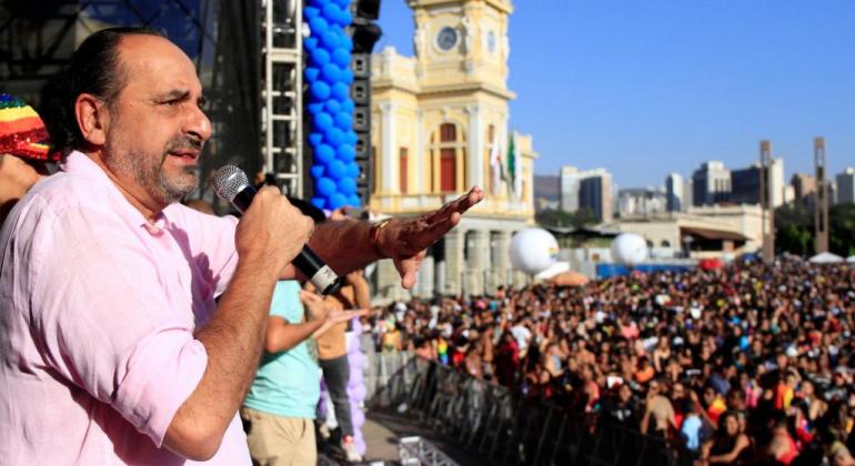 21ª edição da Parada do Orgulho LGBT reúne 150 mil pessoas no Centro de BH Prefeito Alexandre Kalil fala ao microfone em palco. Ao fundo, o Museu de Artes e Ofícios, na Praça da Estação