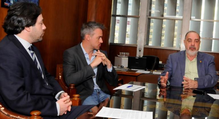 PBH dribla crise e mantém em dia os pagamentos do funcionalismo e fornecedores A foto mostra o secretário Municipal de Fazenda Fuad Noman em reunião.
