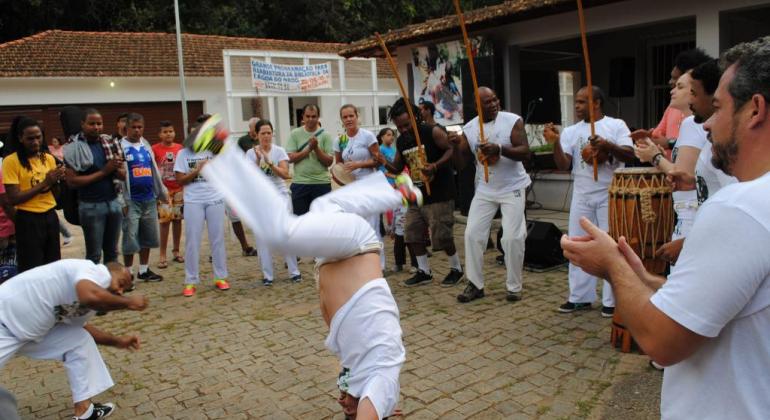 Belo Horizonte é sede da primeira etapa do Congresso Internacional de Capoeira 2018 de 11 a 15/7. Foto: Leci Almeida Roda de capoeira com mais de 10 pessoas no Parque Lagoa do Nado. Foto ilustrativa