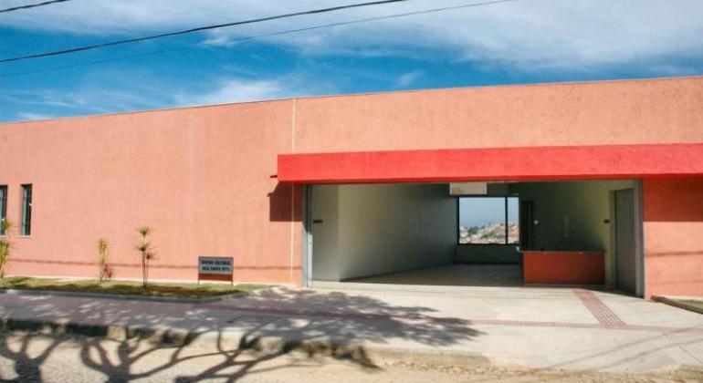 Fachada do Centro Cultural Vila Santa Rita. As paredes são laranjas. Há um detalhe em vermelho na entrada