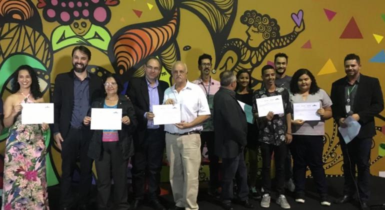Equipe da Prefeitura, entre ela o vice-prefeito Paulo Lamac, em foto com 4 formandos da Prodabel, num total de 11 pessoas. 