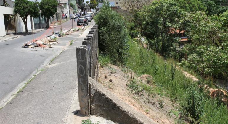 Prefeitura de Belo Horizonte inicia obra de contenção da rua Genoveva de Souza Rua Genovava de Souza. Na foto é possível ver, do lado direito, uma encosta com mato