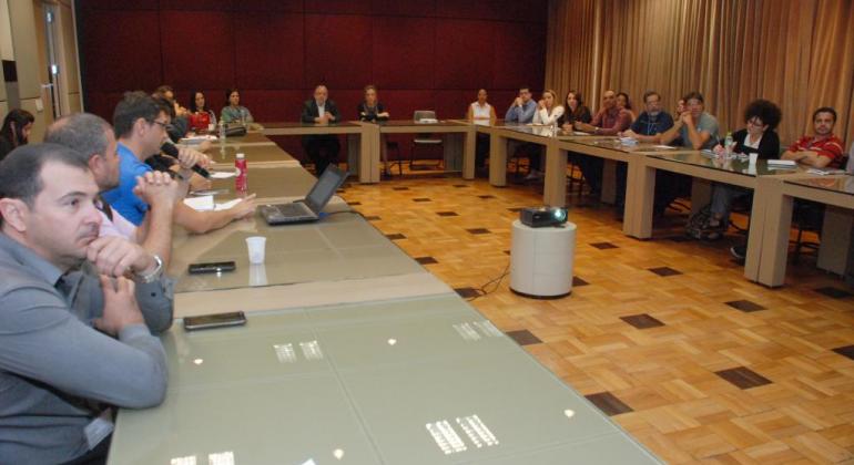 PBH vai capacitar novas equipes para atuar na gestão do espaço público Mesa em U composta por cerca de 30 pessoas