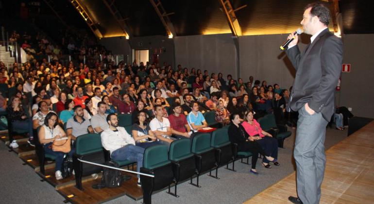 Cerca de 500 pessoas assistem a palestra de Carlos Carrusca sobre assédio moral no trabalho, no Teatro Francisco Nunes
