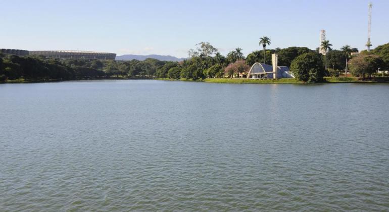 Lagoa da Pampulha. Água ocupa grande parte da foto. Ao fundo, a Igreja de São Francisco de Assis