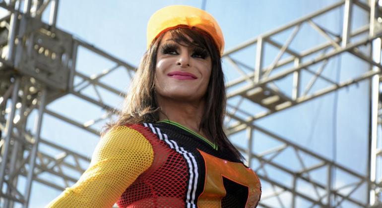 O palco da festa da diversidade é a Praça da Estação, onde as atividades artísticas serão iniciadas a partir das 11h. Foto: Amira Hissa/PBH Artista no palco da Parada LGBT de 2017; foto ilustrativa.