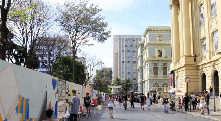 Trânsito da Praça Liberdade será alterado no domingo, dia 29 Praça da Liberdade, em frente ao Centro Cultural do Banco do Brasil. Do lado direito da foto, está o museu, do lado esquerdo, estão os murais