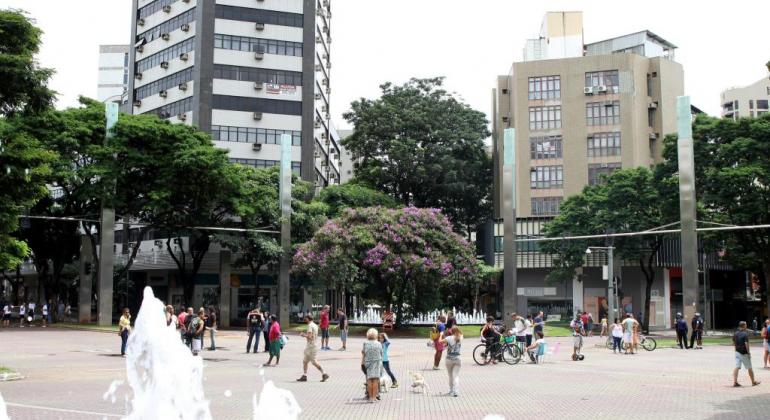 Banco de Alimentos comemora 15 anos com a distribuição de mudas Praça da Savassi