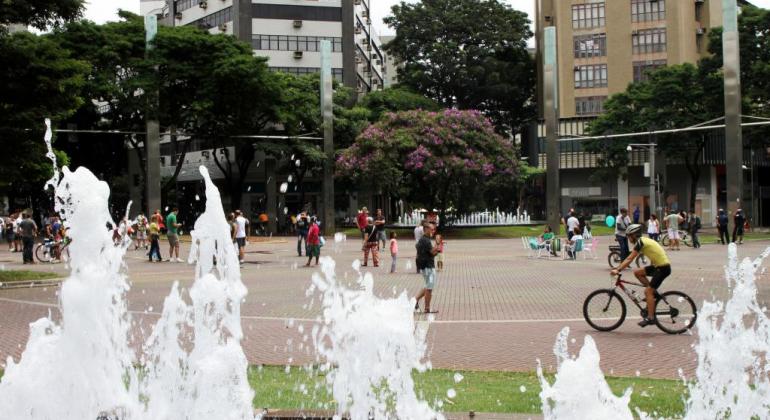 Confira os principais eventos gratuitos que acontecem em BH - 20, 21 e 22/7 Fonte da Savassi em primeiro plano. Ao fundo, pessoas pedalam e correm na praça da Savassi.