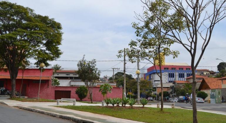 Revitalização em praças e áreas verdes preparam a cidade para a primavera. Foto: Lidiane Sant' Ana/PBH Praça revitalizada: árvores, plantas, grama, bancos e postes de luz.