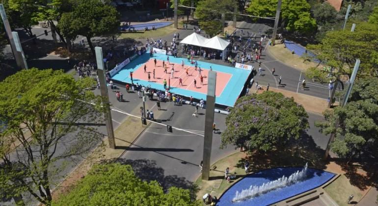 Minas Savassi é atração do BH é da Gente deste domingo, dia 19 A foto mostra a vista da Praça da Savassi onde há uma quadra de esportes instalada no cruzamento das avenidas Cristóvão Colombo e Getúlio Vargas