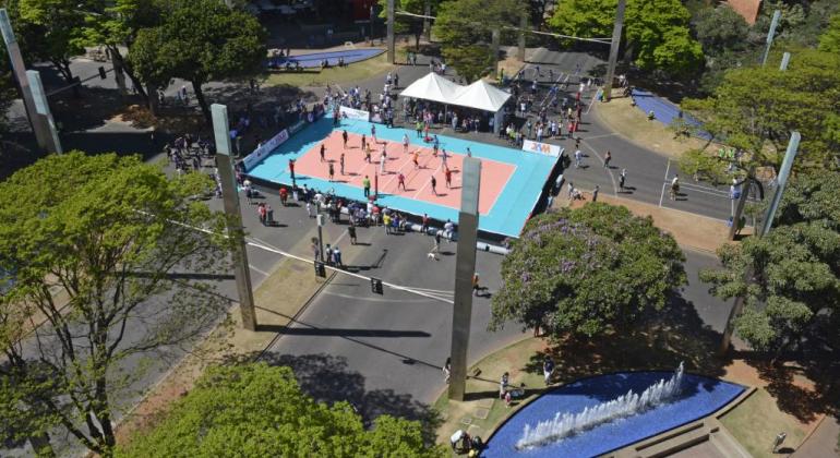 A foto mostra a vista da Praça da Savassi onde há uma quadra de esportes instalada no cruzamento das avenidas Cristóvão Colombo e Getúlio Vargas