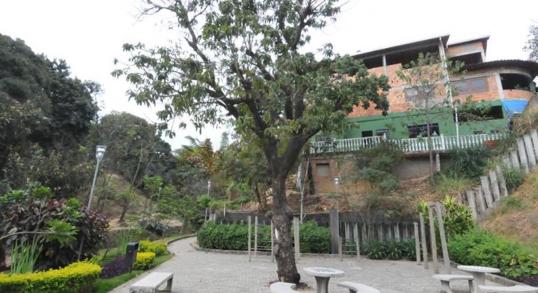 Parque linear no bairro Jardim Europa cumpre várias funções ambientais. Foto: Divino Advincula/PBH Parque Baleares, com árvores, plantas, área de convivência, área verde e residências