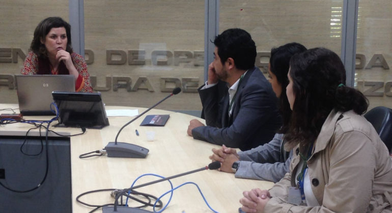 Parceria vai promover troca de experiências entre BH e Cidade do México Quatro pessoas sentadas. Três de lado e uma de frente em uma sala do Centro de Operações da Prefeitura