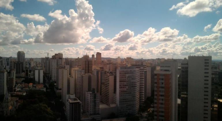 A foto mostra a vista do centro de Belo Horizonte em um dia de céu claro com poucas nuvens.