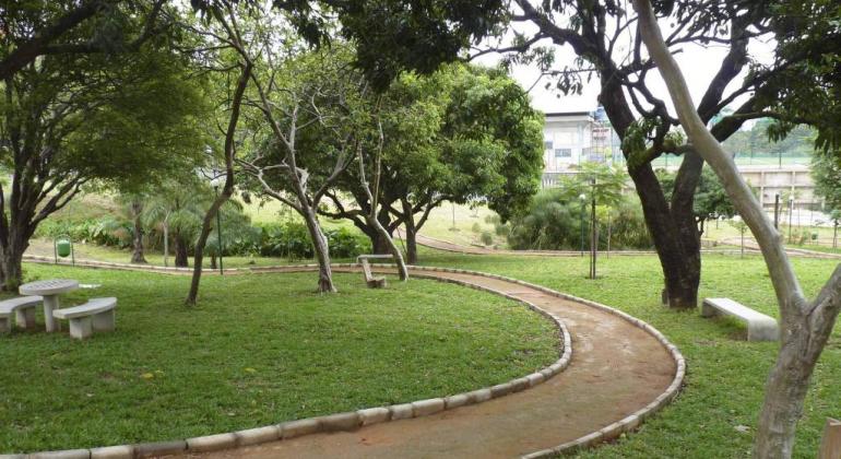 Lazer e descanso são atrativos de um dos parques mais novos da região Oeste. Foto: Divulgação/PBH Grama, árvores, área de convivência com bancos e pista de caminhada.