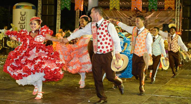 quadrilha de festa junina dançando no arraial de belo horizonte