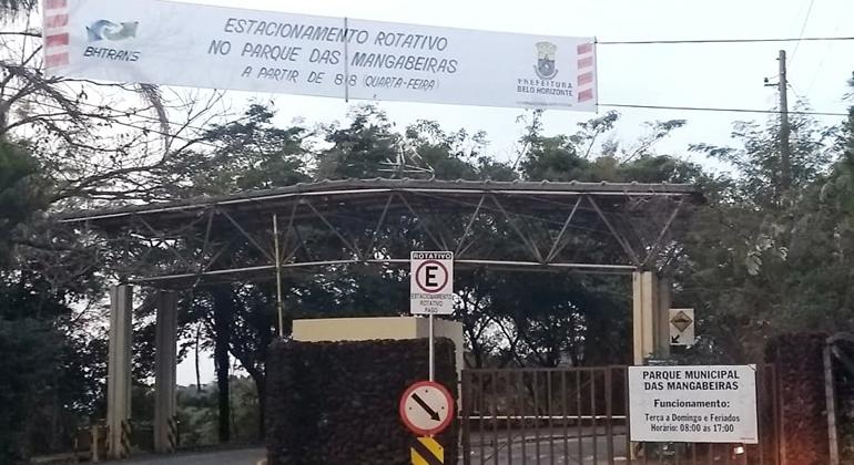 A imagem mostra a fachada do Parque das Mangabeiras e há uma faixa de pano que diz: Estacionamento rotativo no Parque das Mangabeiras a partir de quarta-feira, dia 8/8