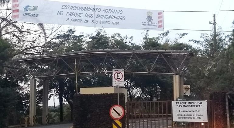 Estacionamento Rotativo começa a funcionar no Parque das Mangabeiras A imagem mostra a fachada do Parque das Mangabeiras e há uma faixa de pano que diz: Estacionamento rotativo no Parque das Mangabeiras a partir de quarta-feira, dia 8/8