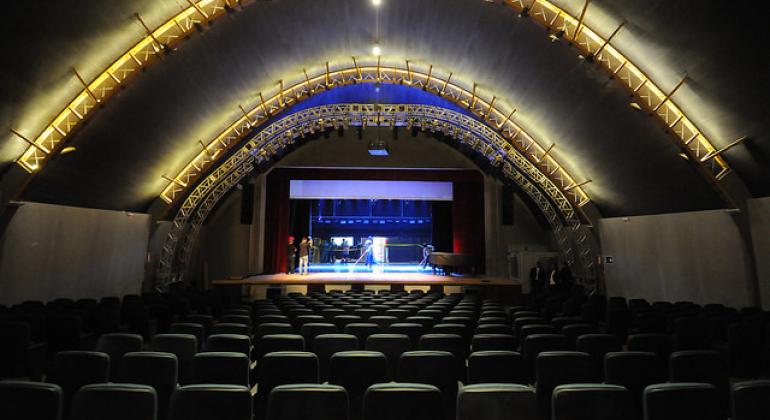 Edital Descentra descentraliza e desconcentrar recursos e atividades culturais A foto mostra a plateia de um teatro.
