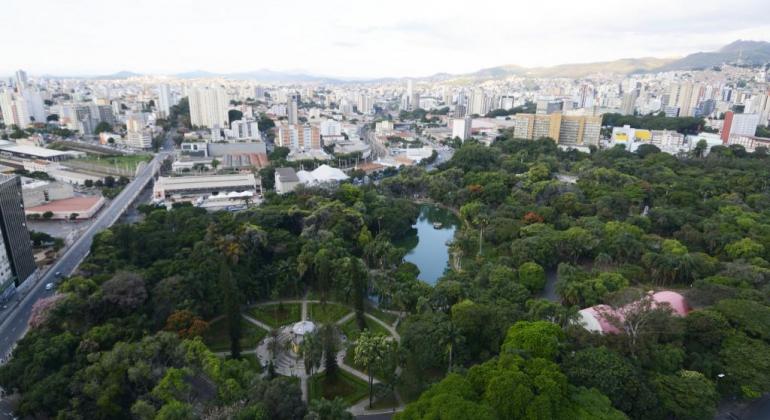 Confira o funcionamento da Prefeitura no feriado de Assunção de Nossa Senhora Parque Municipal visto do alto com a cidade de Belo Horizonte ao fundo.