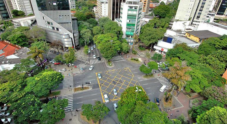 Foto da vista aérea da Praça da Savassi, no bairro de mesmo nome. 