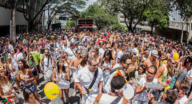 Belotur divulga resultado de edital de apoio a eventos com potencial turístico Bloco carnavalesco nas ruas de BH