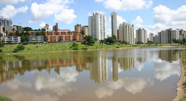 Prefeitura de Belo Horizonte investe para minimizar os riscos de enchentes Barragem Santa Lúcia: Água e, ao fundo, prédios.