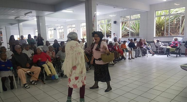 Duas idosas fazem apresentação teatral em ILPI
