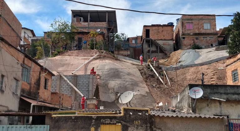 Obra vai garantir segurança para moradores da Vila São João Batista. Foto: Divulgação/PBH Funcionários da PBH executam obra em área de risco geológico