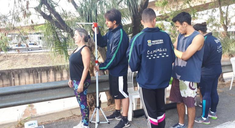 PBH atende mais de mil pessoas por mês em nove pistas da cidade. Foto: Vilma Tomaz/PBH Três membros da equipe do Caminhar tiram medida de dois cidadãos