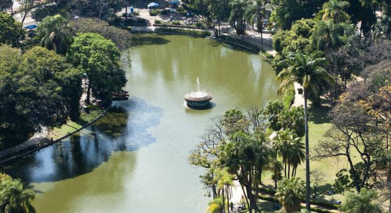 Visão aérea do lago localizado no Parque Municipal Américo Renné Giannetti