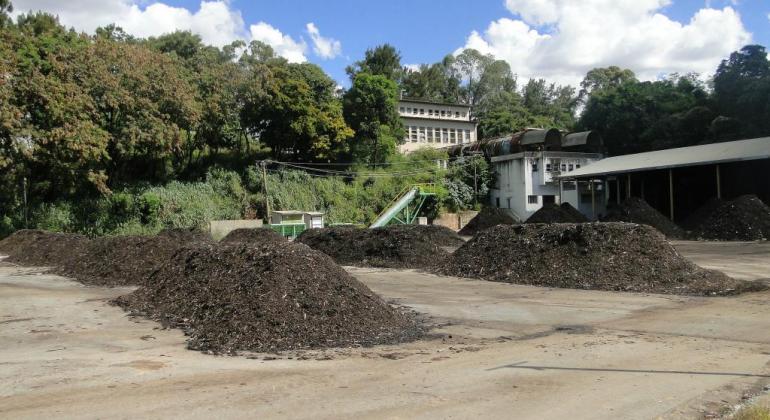 Montes de composto orgânico produzido pela SLU. Compostagem