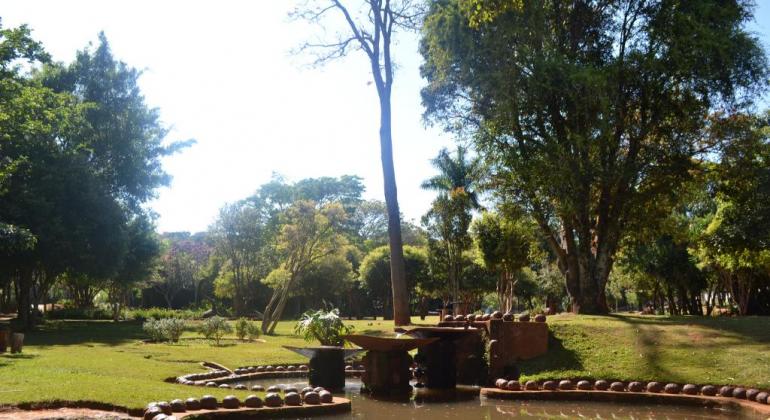 Um recanto com muito verde e água corrente ao pé da serra. Foto: Lidiane Sant' Ana/PBH Lago e área verde no Parque das águas